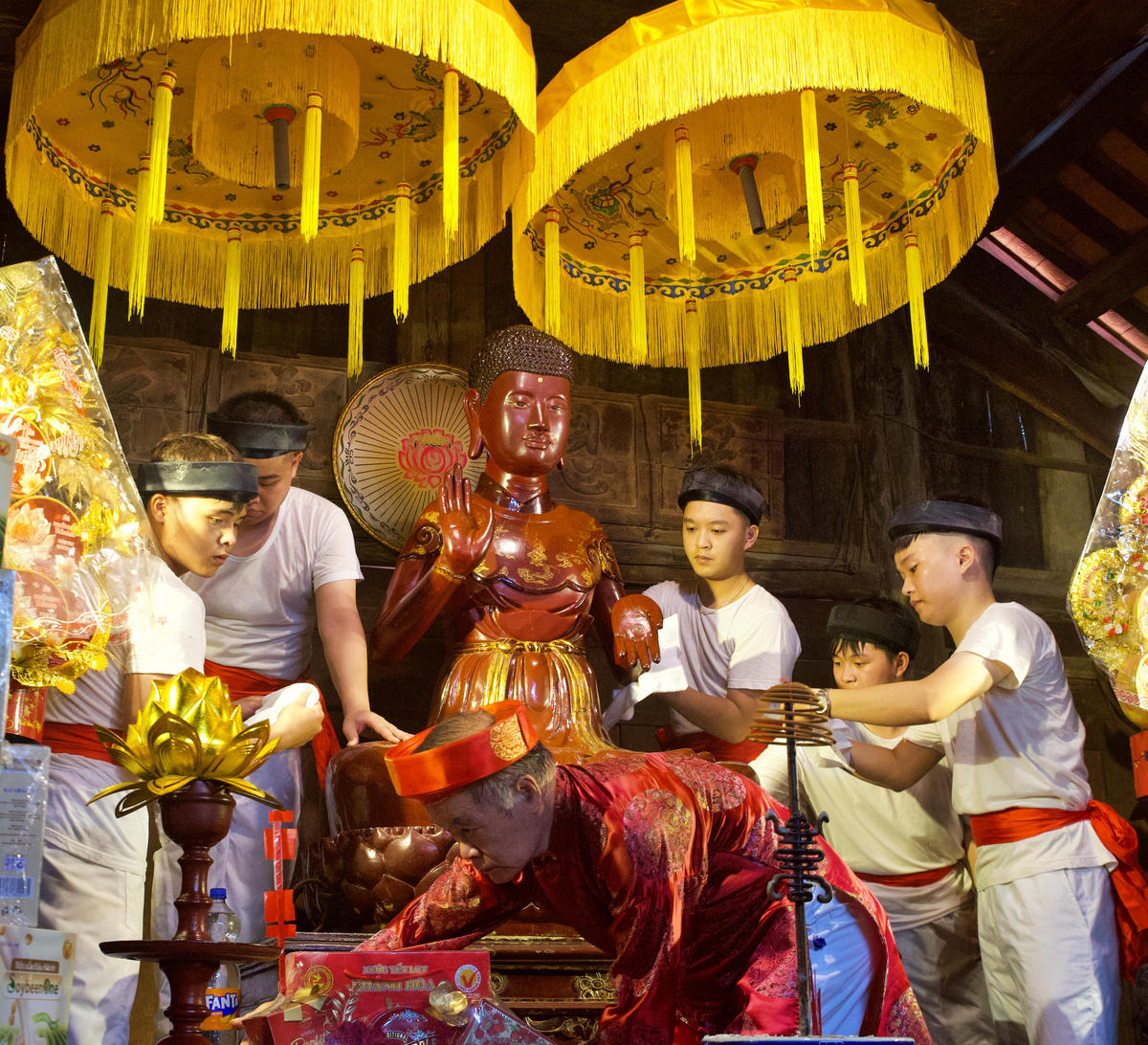 Nghi thức “phong áo Phật” được cử hành trang nghiêm theo nghi lễ truyền thống của lễ hội làng Keo.