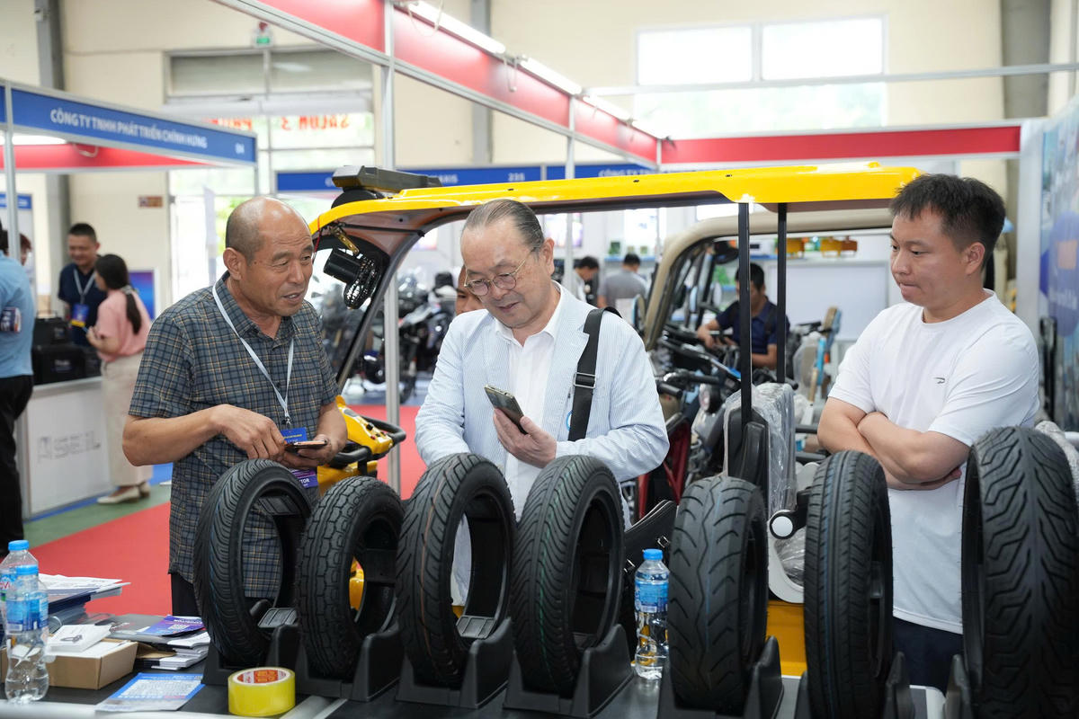 Người tiêu dùng quan tâm đến các sản phẩm được trưng bày tại triển lãm&nbsp;VIMEXPO 2024.