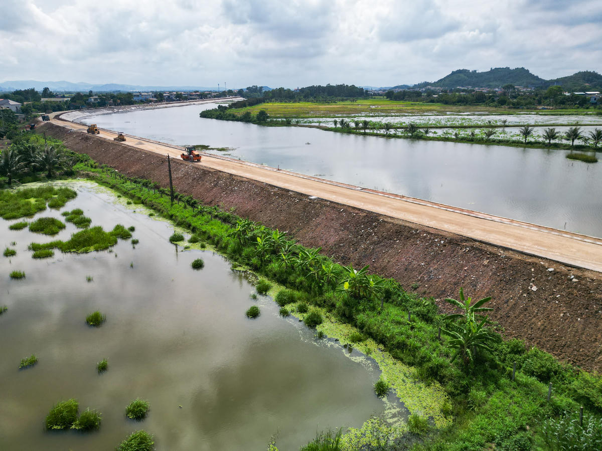 Ghi nhận tại công trường ngày 20/5, PV Báo Đại đoàn kết nhận thấy, không khí thi công đang diễn ra rất khẩn trương. Ảnh: Đình Minh