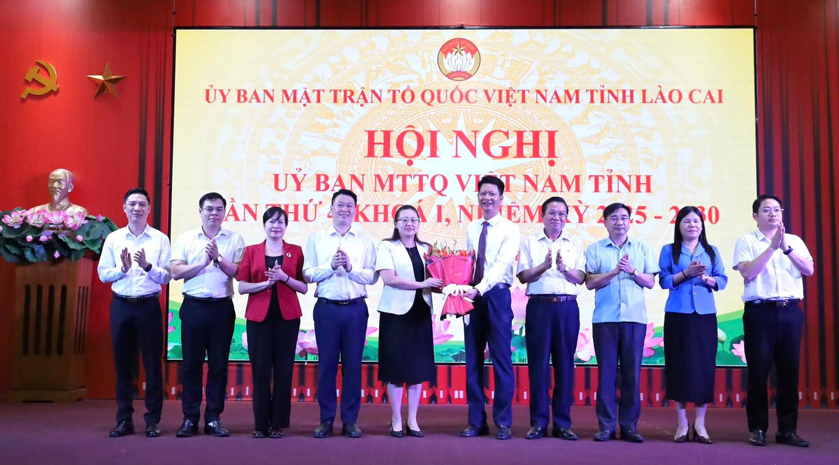 Bà Giàng Thị Dung, Phó Bí thư Tỉnh ủy, Trưởng đoàn Đại biểu Quốc hội tỉnh Lào Cai tặng hoa chúc mừng ông Nguyễn Thế Phước. MTLC.
