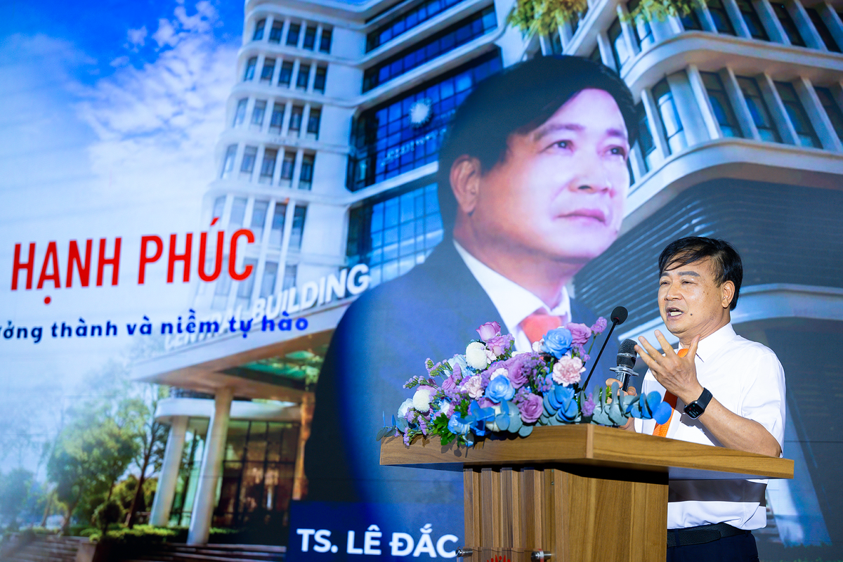 TS Lê Đắc Sơn – Chủ tịch Hội đồng Trường Đại học Đại Nam tham luận tại hội thảo.