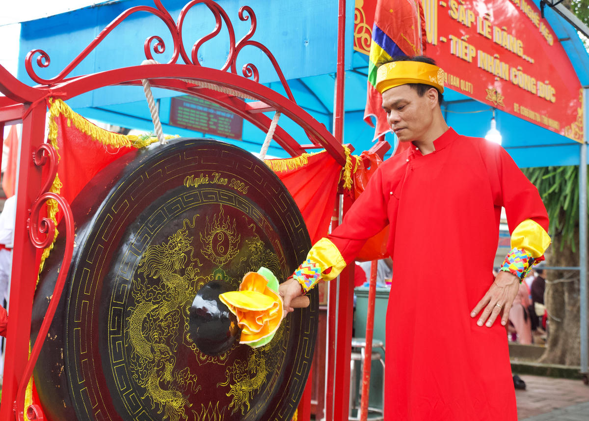 Tiếng chiêng linh thiêng vang vọng không gian nghè Keo - nơi đoàn rước xuất phát.