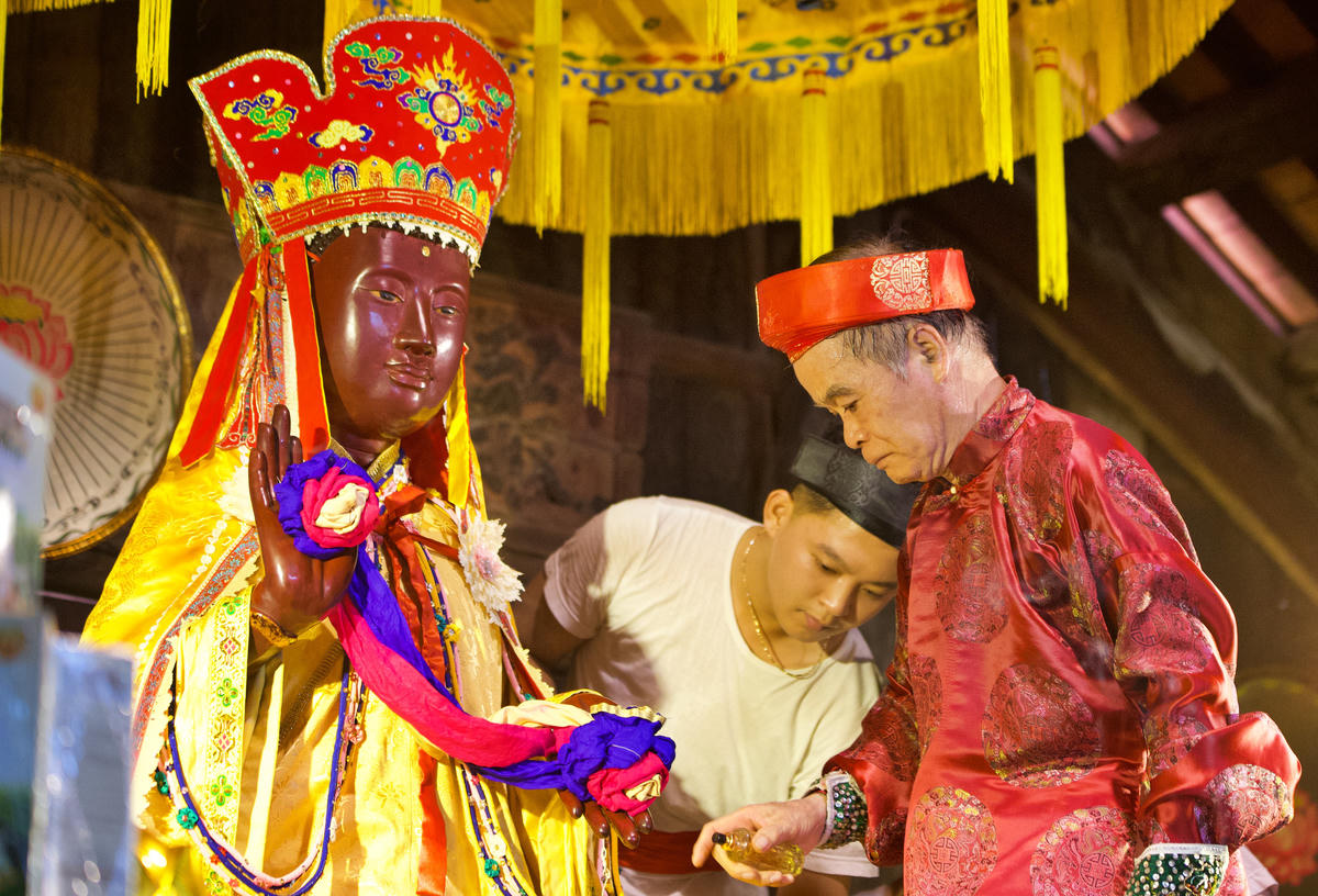 Những nghi thức đặc sắc này không chỉ thể hiện chiều sâu văn hóa tâm linh mà còn phản ánh tinh thần gắn kết cộng đồng được lưu truyền qua nhiều thế hệ.
