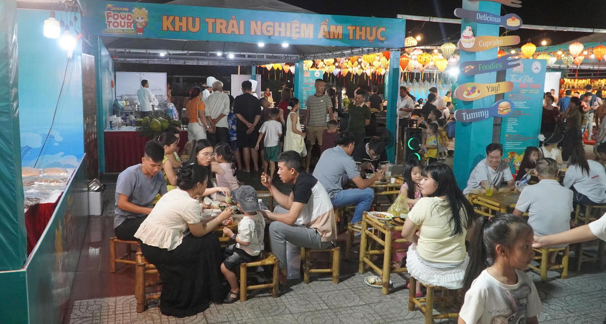 Người dân và du khách trải nghiệm món ăn tại ngày hội ẩm thực "Vị Biển". Ảnh: CĐ.
