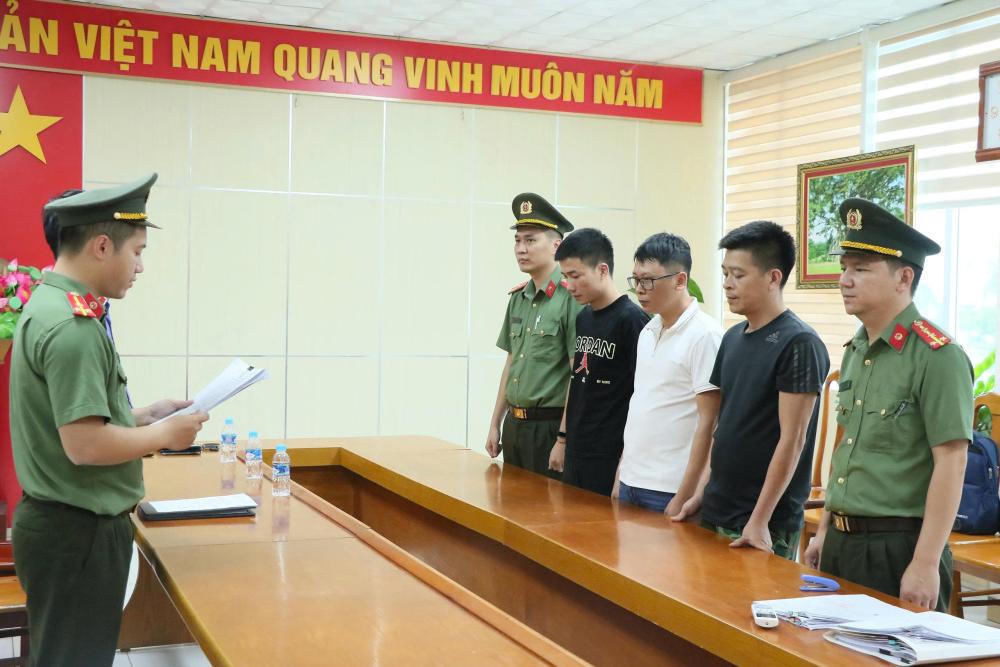Cơ quan điều tra tống đạt quyết định khởi tố (từ trái qua phải đối với Trần Minh Đức, Đỗ Cao Thành và Phùng Văn Sỹ). Ảnh: CAHT
