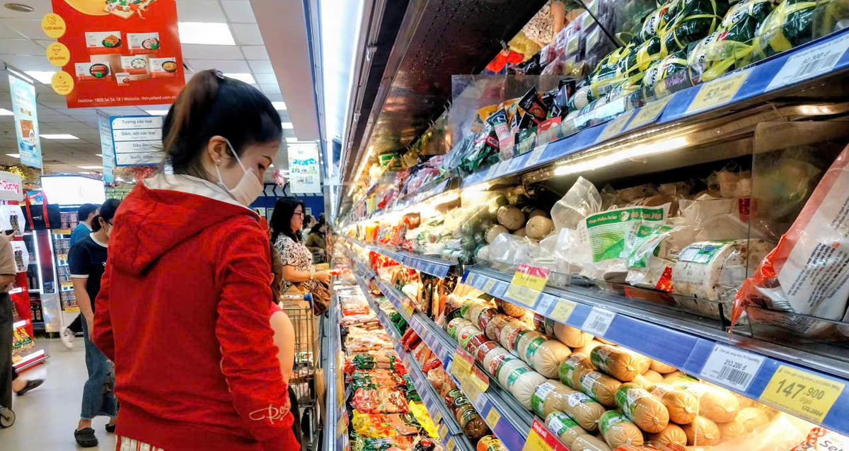 Người tiêu dùng so sánh giá, chất lượng các sản phẩm cùng loại trước khi cho vào giỏ hàng. Ảnh: S.X