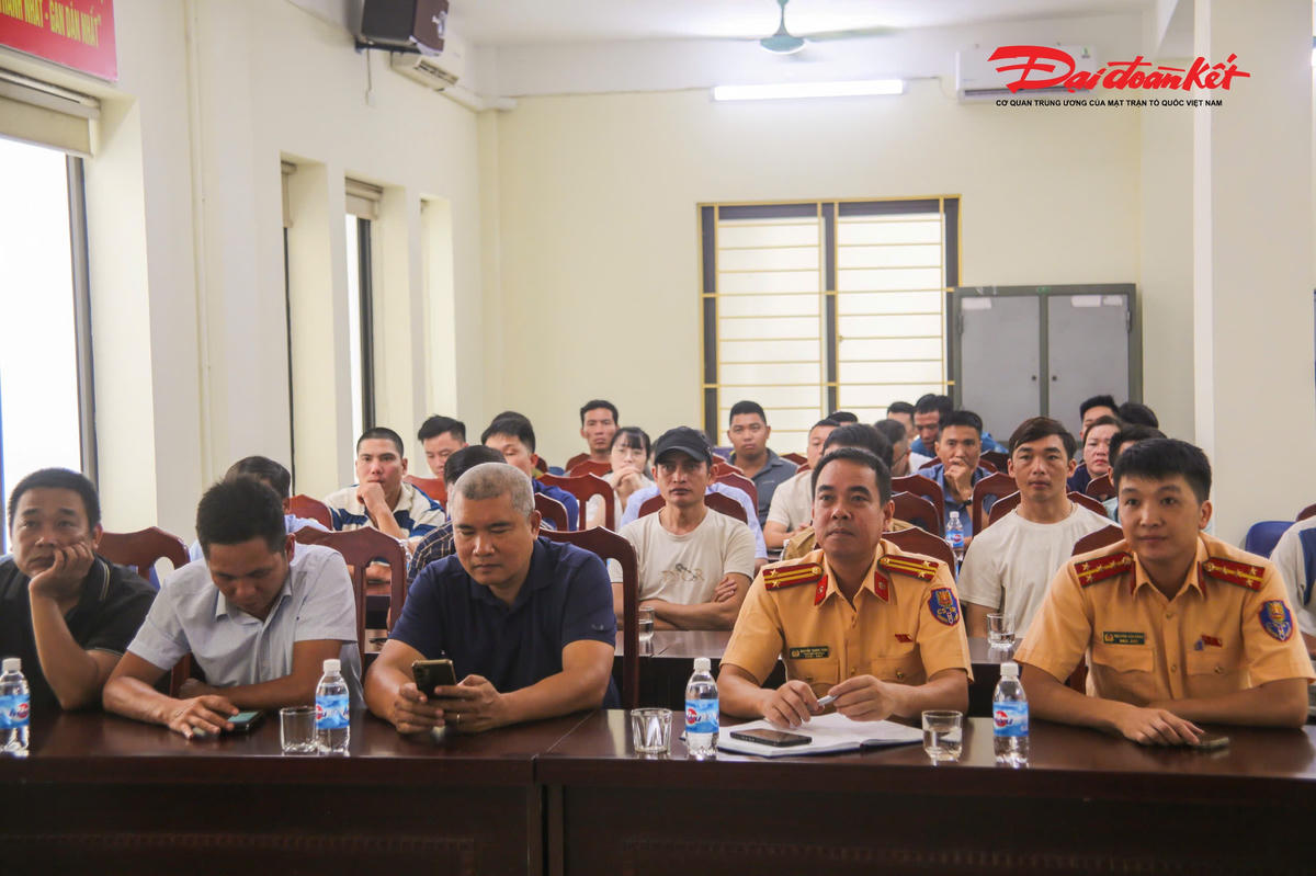 Ghi nhận tại Đội CSGT đường bộ số 7, hội nghị được tổ chức với sự tham dự của gần 80 người gồm đại diện doanh nghiệp, hộ kinh doanh và lái xe vận tải hàng hóa trên địa bàn.