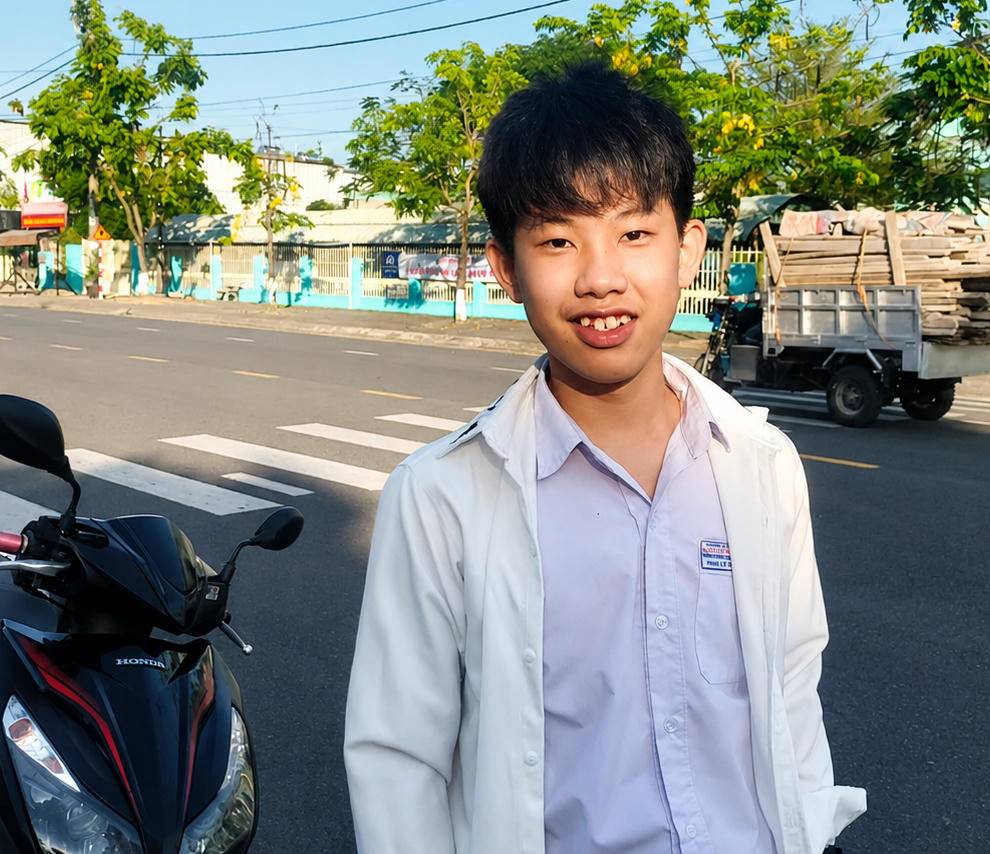Thí sinh Phan Lê Đức Hy chia sẻ trước giờ vào phòng thi. Ảnh: NT.