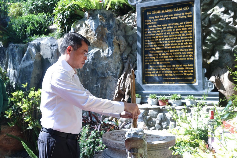 Thủ tướng Lê Minh Hưng tưởng niệm các anh hùng liệt sĩ tại các 'địa chỉ đỏ' ở Quảng Trị- Ảnh 13.