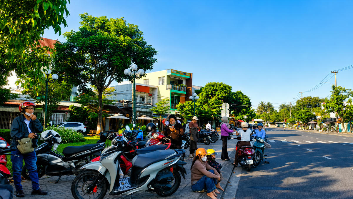 Phụ huynh ngồi đợi chờ con vào phòng thi làm bài môn Ngữ Văn. Ảnh: NT.