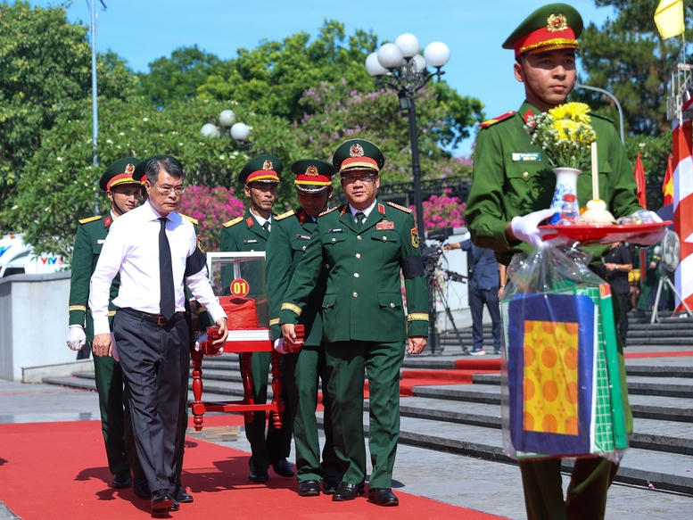 Thủ tướng Lê Minh Hưng dự lễ truy điệu và an táng hài cốt liệt sĩ tại tỉnh Quảng Trị- Ảnh 9.