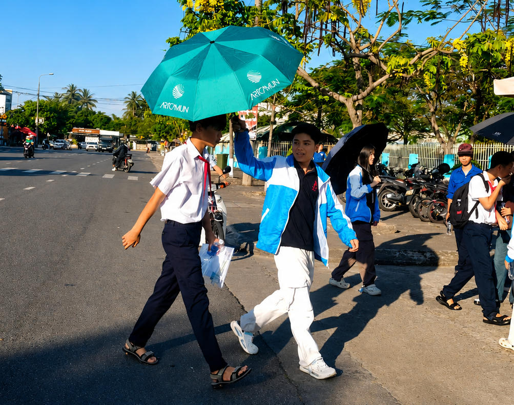 Tình nguyện viên hướng dẫn thí sinh vào phòng thi. Ảnh: NT.