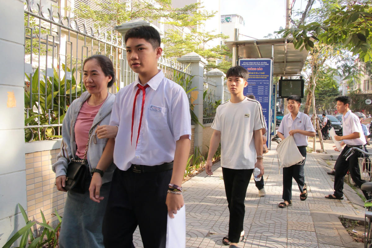 Các thí sinh tới điểm thi tại Trường THPT Phan Châu Trinh. Ảnh: NT.