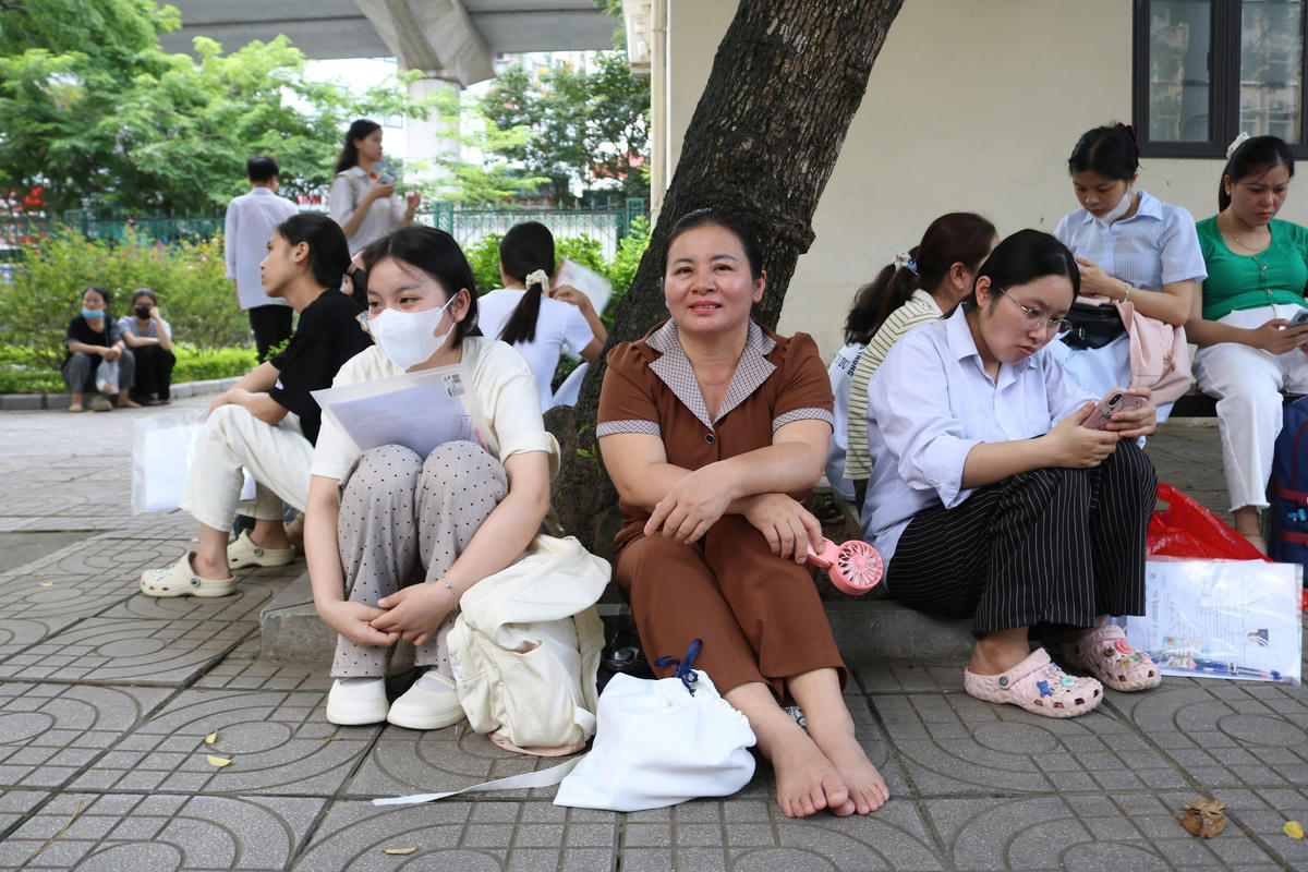 Đồng hành cùng con từ sáng sớm là chị Chu Thị Phương, quê ở Sơn Tây (Hà Nội). Nhà cách điểm thi khoảng 50 km nên hai mẹ con phải dậy từ gần 5h sáng để kịp di chuyển lên Hà Nội. “Con gái đầu của tôi hiện học ngành Giáo dục Tiểu học tiếng Anh tại Trường Đại học Sư phạm Hà Nội nên tôi cũng mong cháu thứ hai tiếp bước chị. Tôi thấy con phù hợp với ngành sư phạm hơn các ngành công nghệ hay kinh tế”, chị Phương nói.