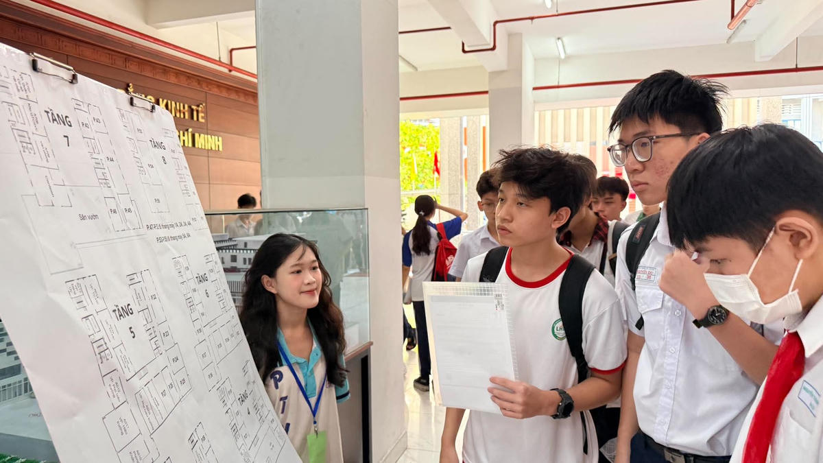Các thí sinh tham dự kỳ thi lớp 10 vào trường chuyên Năng khiếu TP Hồ Chí Minh. Ảnh: H.L.