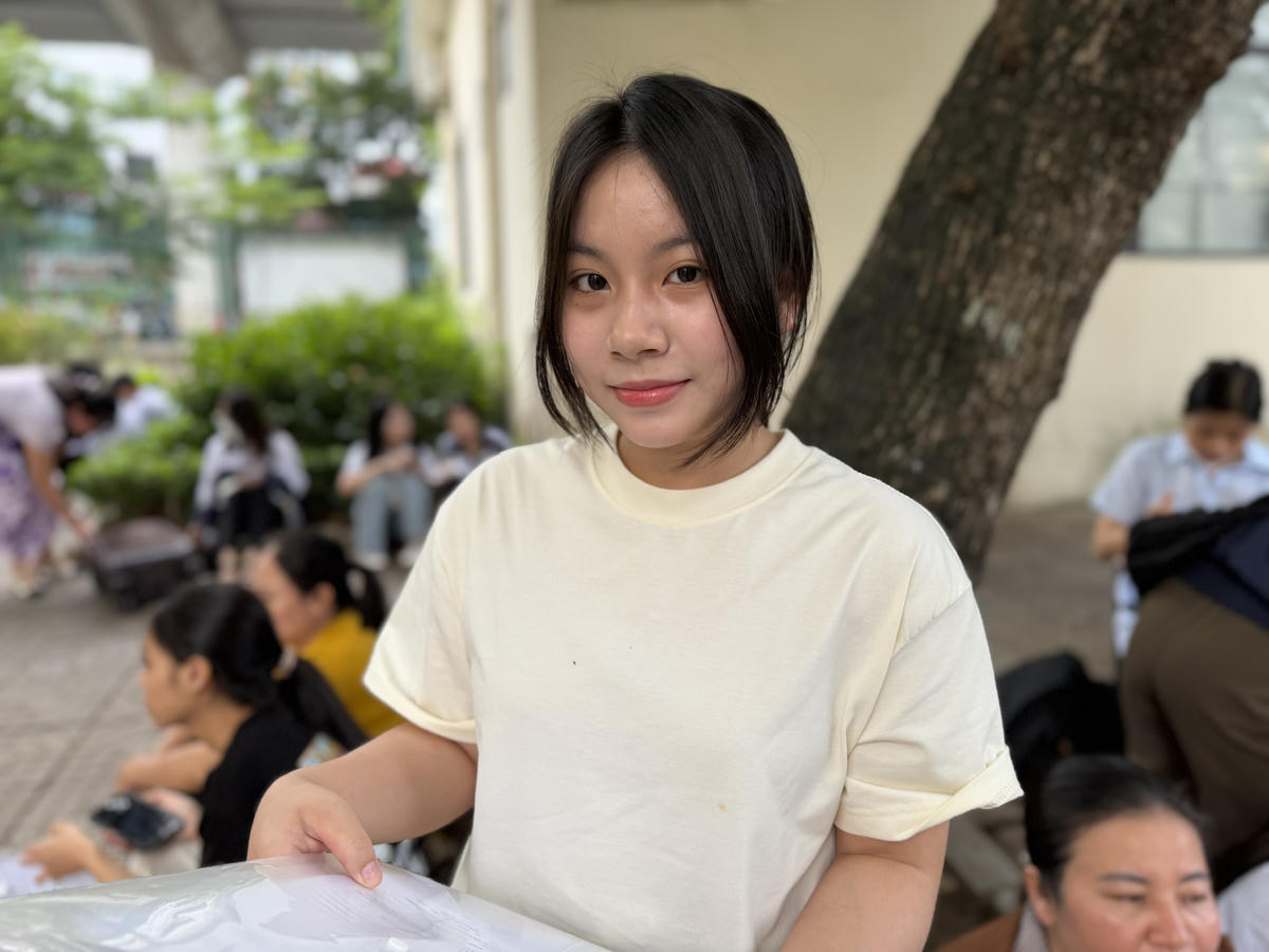 Tại điểm thi Trường Đại học Sư phạm Hà Nội, em Kiều Khánh Linh, học sinh lớp 12 chuyên Tin, Trường THPT chuyên Sơn Tây cho biết đăng ký thi môn Ngữ văn để tăng cơ hội trúng tuyển đại học. Nguyện vọng của Linh là ngành Giáo dục Tiểu học hoặc Sư phạm tiếng Anh. Linh cho biết, em chủ yếu ôn luyện theo sách đề tham khảo do nhà trường xuất bản.