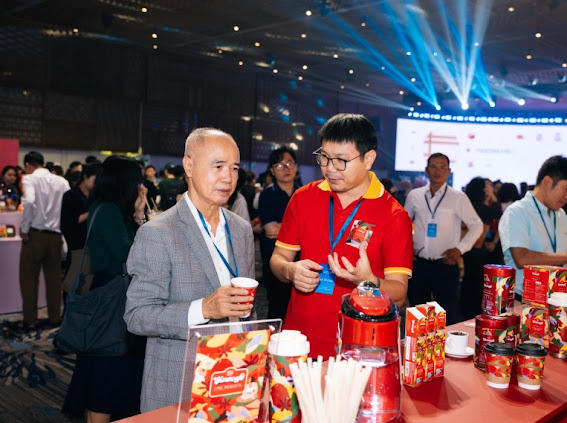 Khách hàng trải nghiệm các dòng sản phẩm của MCH.