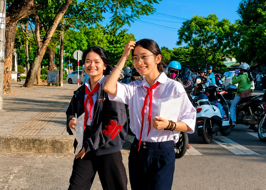 Nụ cười vui vẻ của thí sinh bước vào phòng thi tại điểm thi Trường THPT chuyên Nguyễn Bỉnh Khiêm. Ảnh: CĐ.