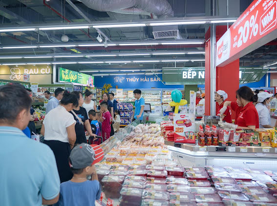Khách hàng an tâm lựa chọn thịt tại WinMart.