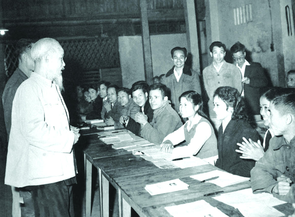 Chủ tịch Hồ Chí Minh thăm lớp học bổ túc văn hóa và kỹ thuật buổi tối của công nhân Nhà máy ôtô 1/5, lá cờ đầu của phong trào bổ túc văn hóa ngành Công nghiệp Hà Nội (19/12/1963). Ảnh: Tư liệu TTXVN.