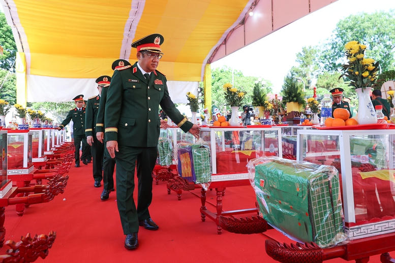 Thủ tướng Lê Minh Hưng dự lễ truy điệu và an táng hài cốt liệt sĩ tại tỉnh Quảng Trị- Ảnh 6.