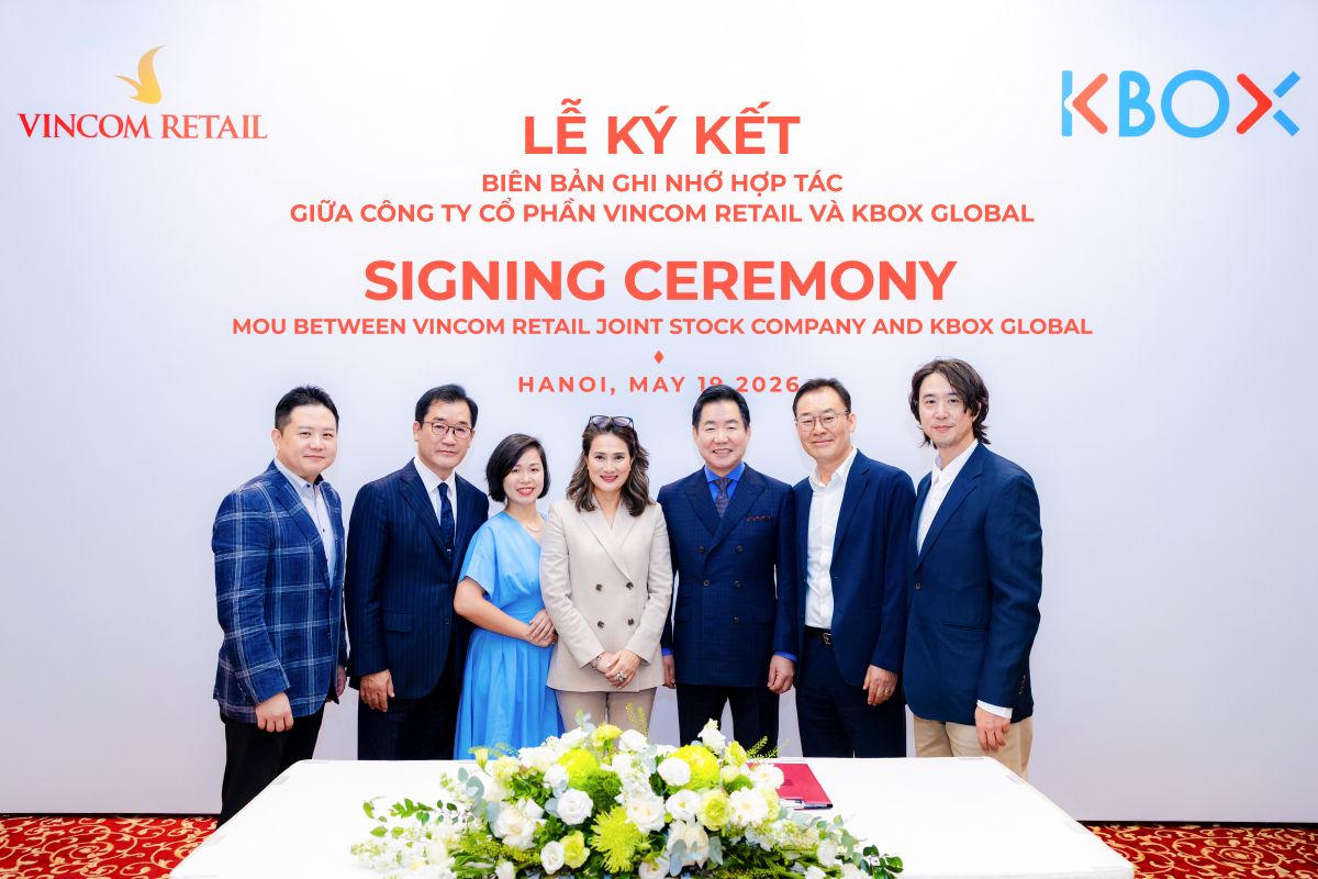 Buổi lễ ký kết có sự hiện diện của Tổng Giám đốc Vincom Retail, Chủ tịch Black Lotus Group, đại diện EastBridge Partners và nghệ sĩ Park Sang-won – Chủ tịch Quỹ Văn hóa và Nghệ thuật Seoul.
