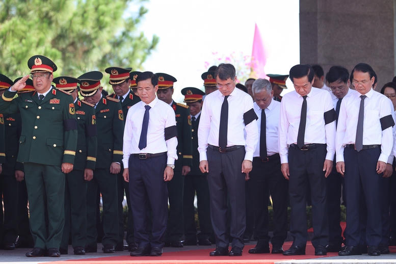 Thủ tướng Lê Minh Hưng dự lễ truy điệu và an táng hài cốt liệt sĩ tại tỉnh Quảng Trị- Ảnh 8.