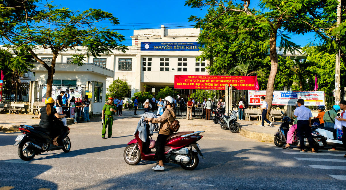 Thí sinh đến điểm thi Trường THPT chuyên Nguyễn Bỉnh Khiêm. Ảnh: CĐ.