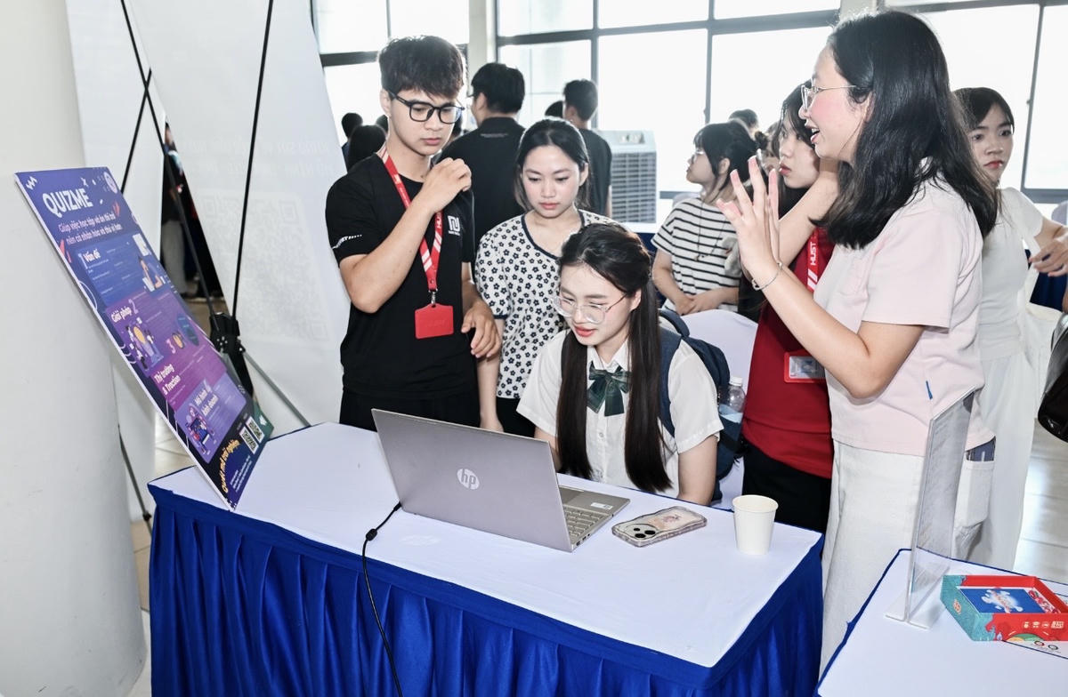 Sinh viên tham quan, trải nghiệm các sản phẩm Công nghệ giáo dục của doanh nghiệp và sinh viên. 