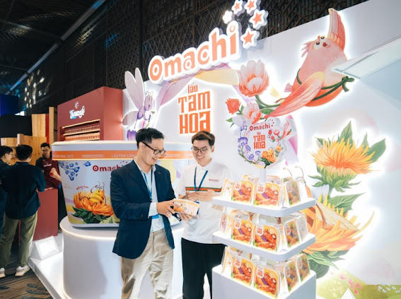 Cổ đông hào hứng trải nghiệm sản phẩm mới Lẩu Tam hoa của Omachi.
