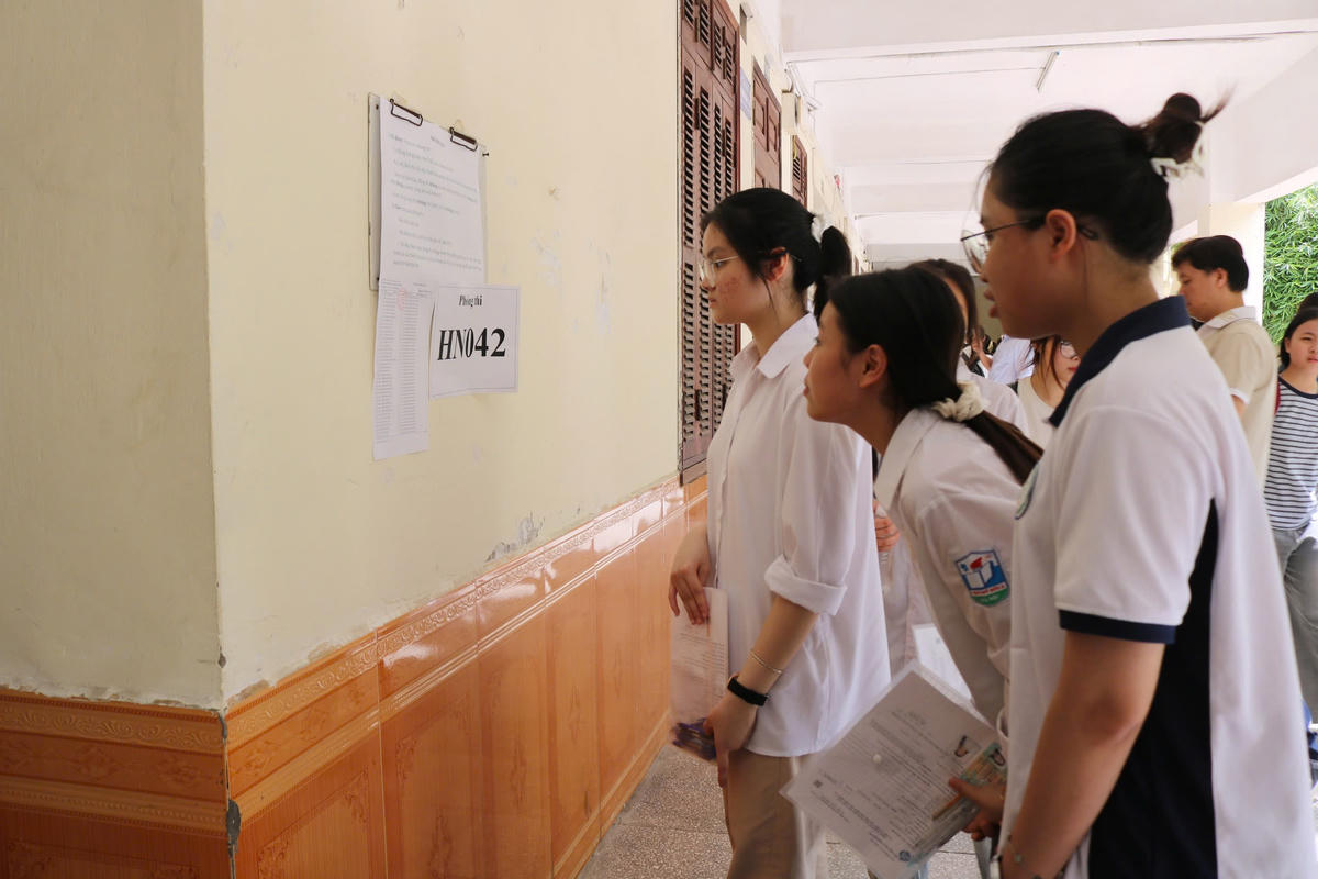 Thí sinh đọc quy chế thi trước khi vào phòng thi.