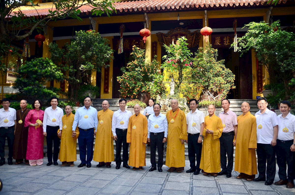Các đại biểu chụp ảnh lưu niệm