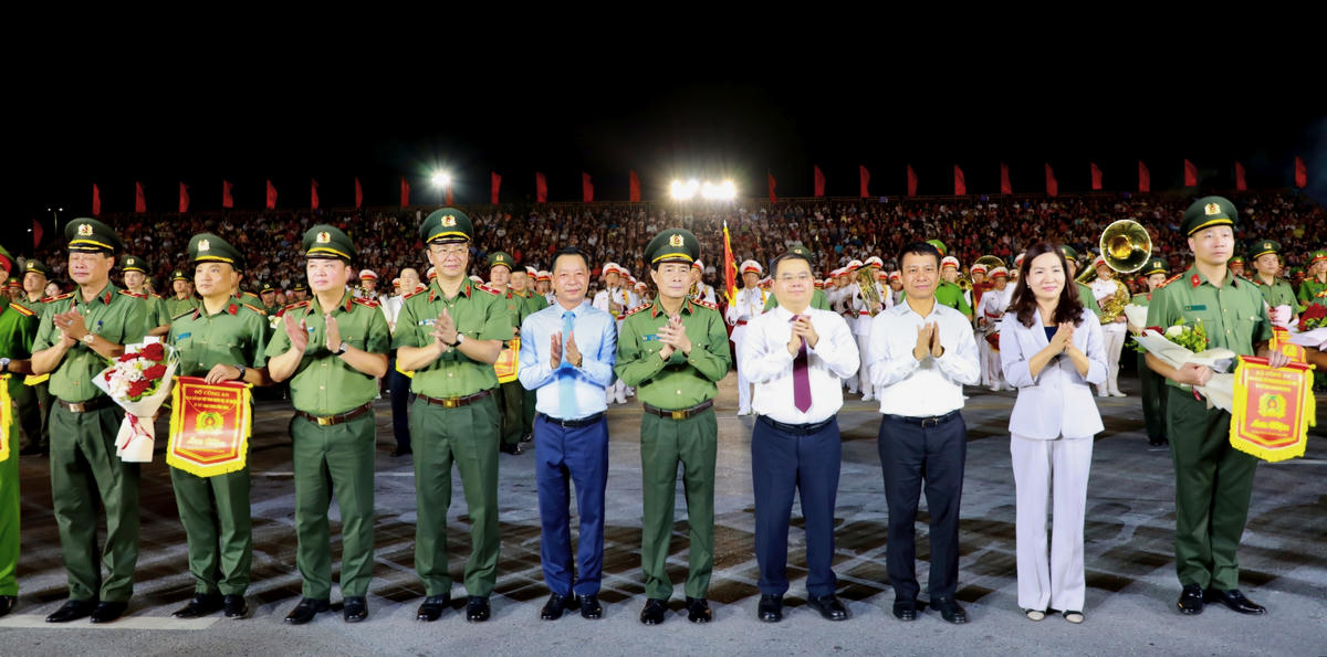 Lãnh đạo Bộ Công an và lãnh đạo tỉnh Quảng Ninh tặng hoa và cờ lưu niệm cho các đội tuyển tham gia Hội thao.