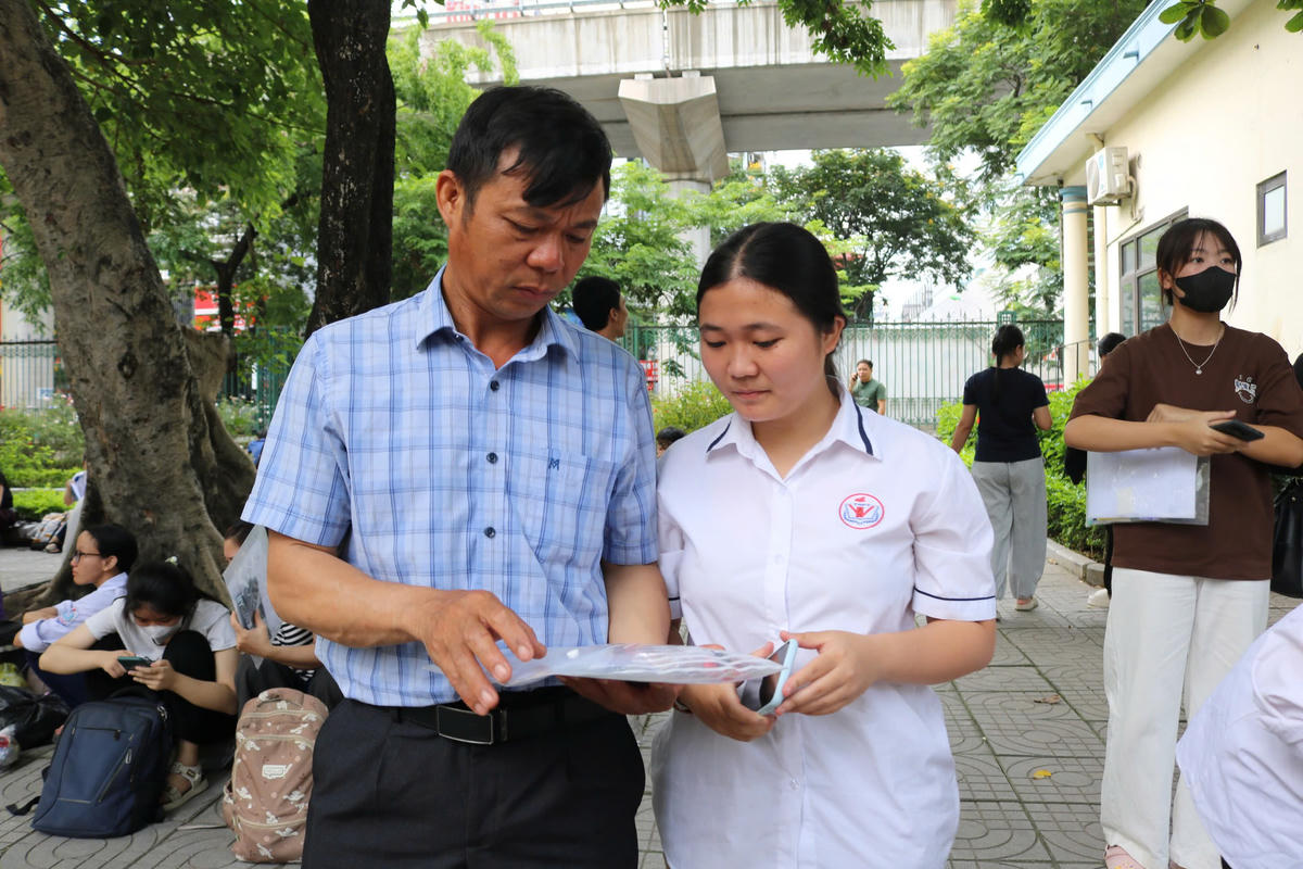 Em Dương Thị Thu Huyền, học sinh lớp 12D4, Trường THPT Yên Viên cho biết do quá lo lắng nên từ sáng đến giờ chưa ăn gì. Nhà cách điểm thi khoảng 28 km, Huyền đăng ký xét tuyển vào ngành Giáo dục Tiểu học và chủ yếu tự ôn luyện bằng các đề thi trên mạng.