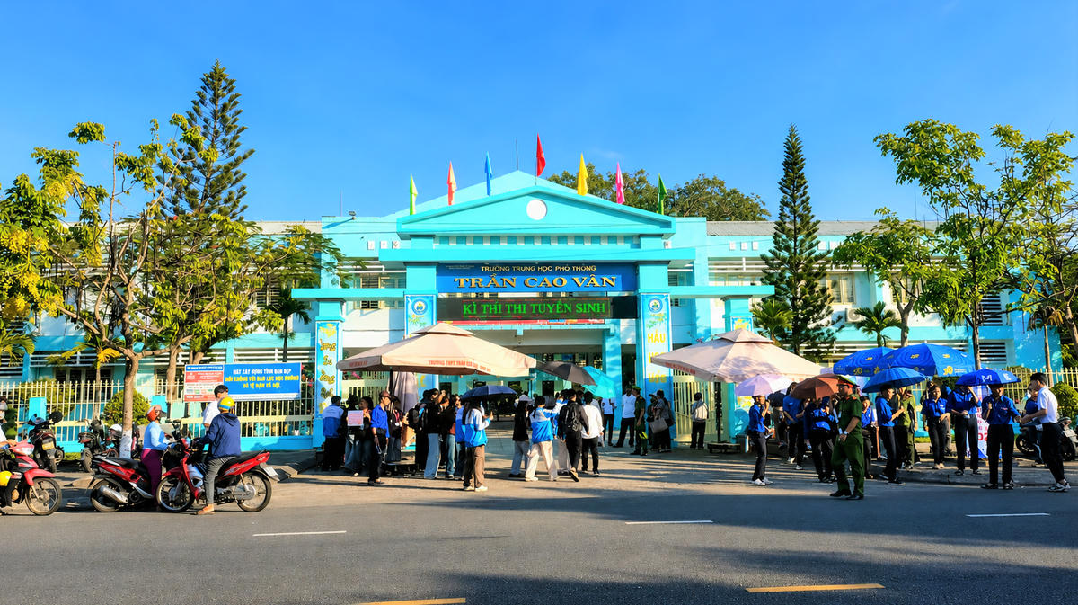 Thí sinh đến điểm thi tại Trường THPT Trần Cao Vân, phường Tam Kỳ. Ảnh: CĐ.