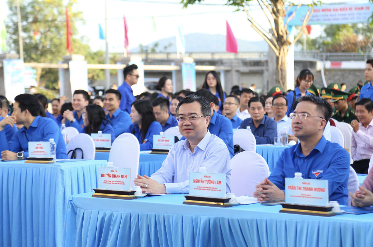 Các đại biểu tham dự lễ ra quân chiến dịch. Ảnh: Thanh Tiến