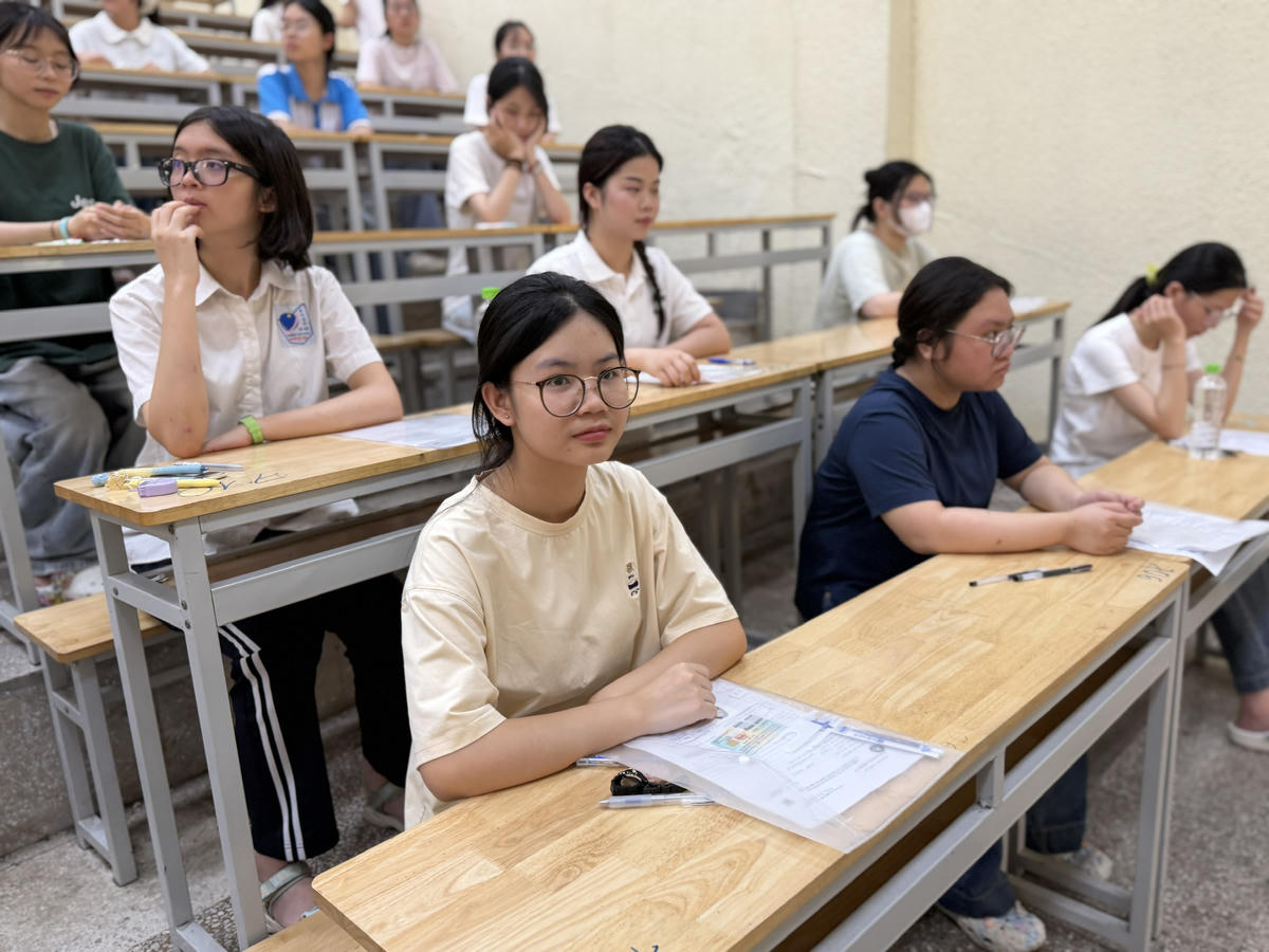 Sau phần làm thủ tục và phổ biến quy chế vào buổi sáng, các thí sinh bước vào các bài thi độc lập theo môn đăng ký.