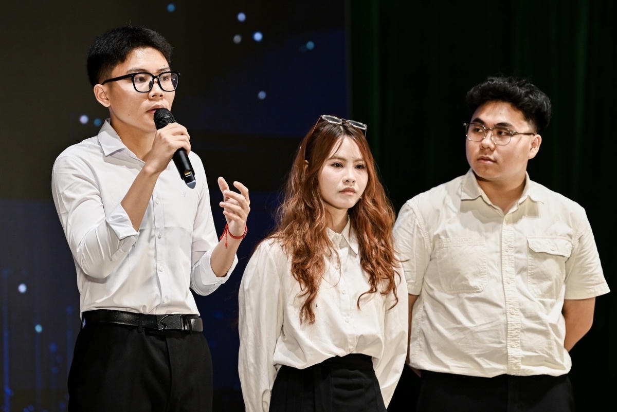 Sinh viên giới thiệu sản phẩm trước đại diện doanh nghiệp tại sự kiện.