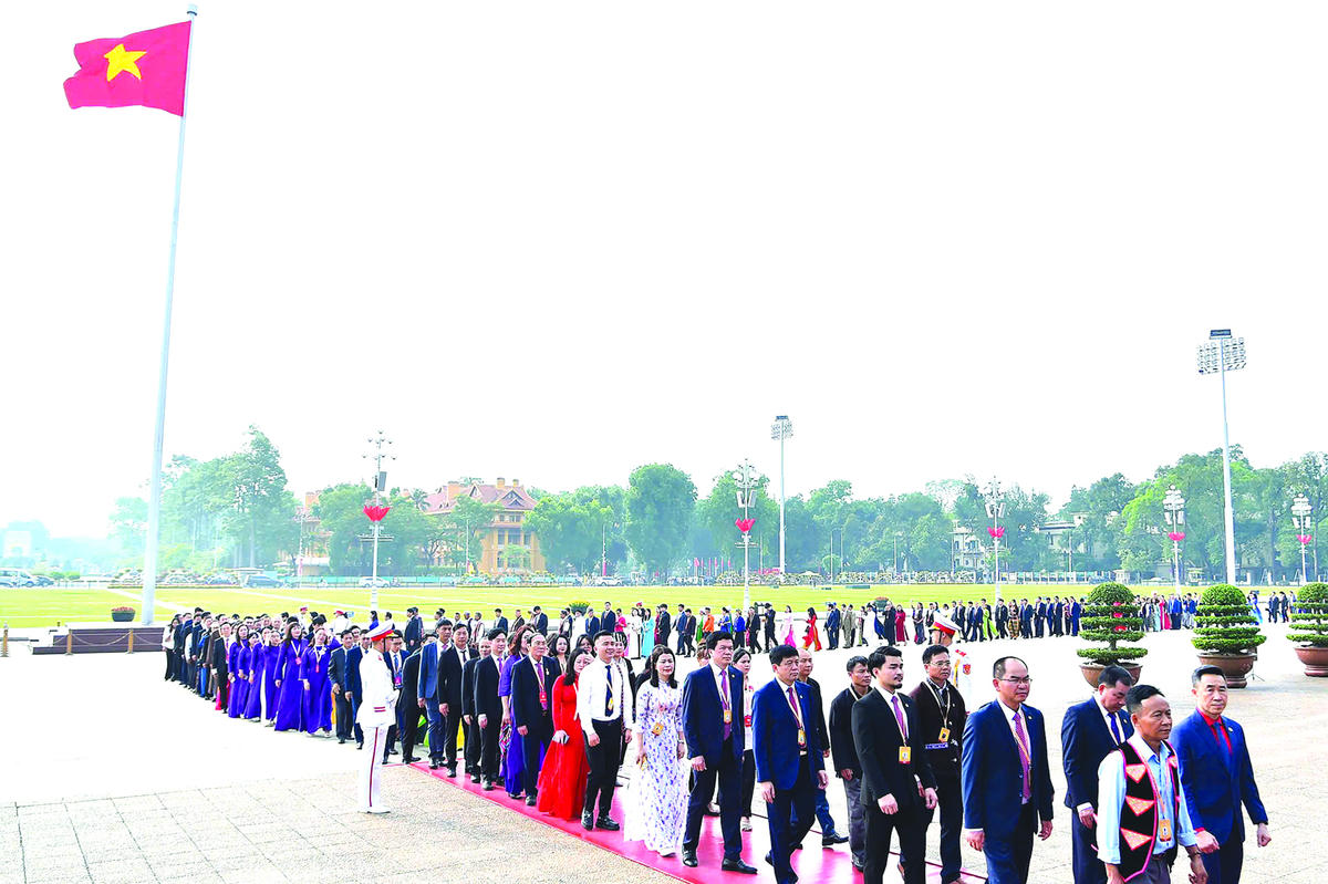 Đoàn đại biểu tham dự Đại hội đại biểu toàn quốc MTTQ Việt Nam lần thứ XI vào lăng viếng Bác. Ảnh: Quang Vinh.