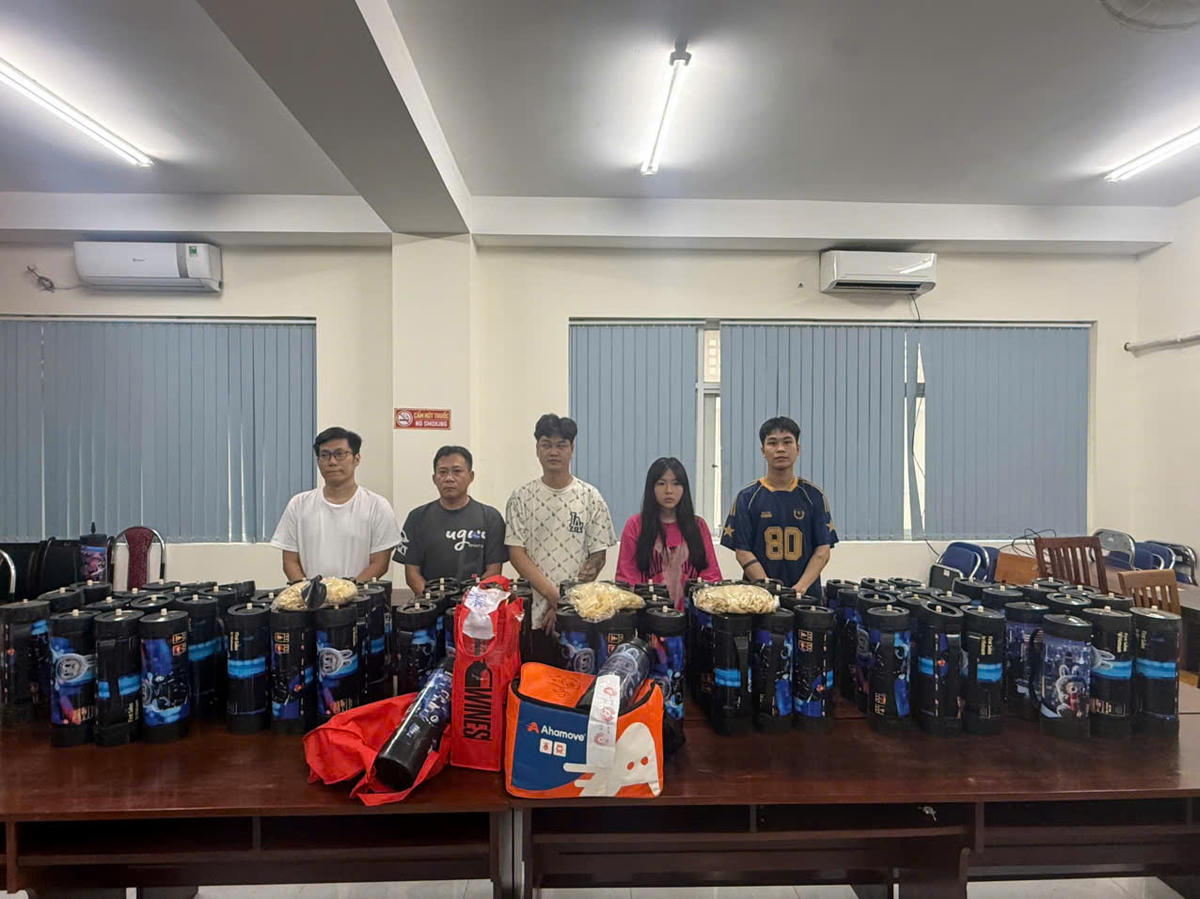 Các bị cáo cùng tang vật. Ảnh: CA.