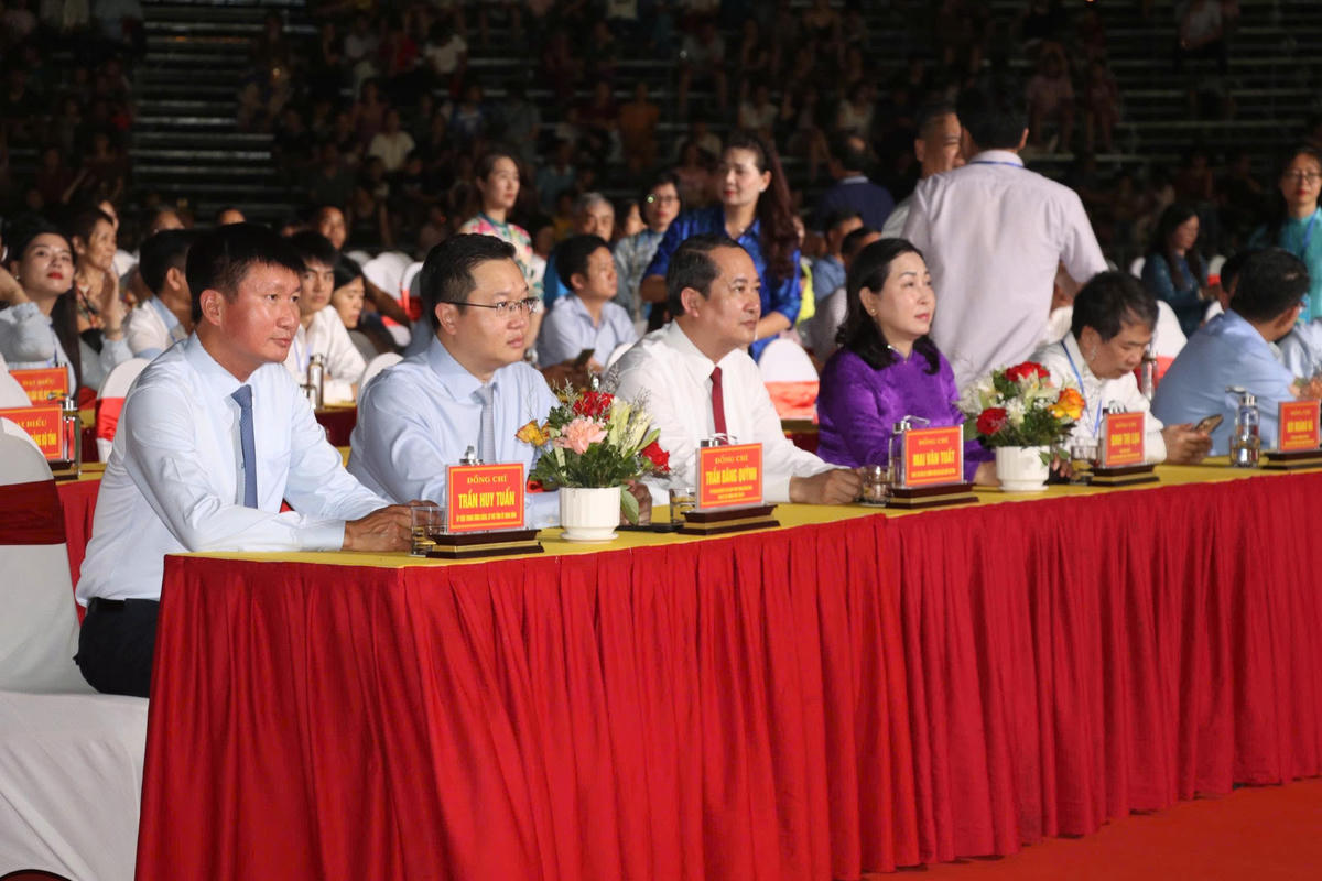 Lãnh đạo tỉnh Ninh Bình dự chương trình khai mạc. Ảnh: Đình Minh