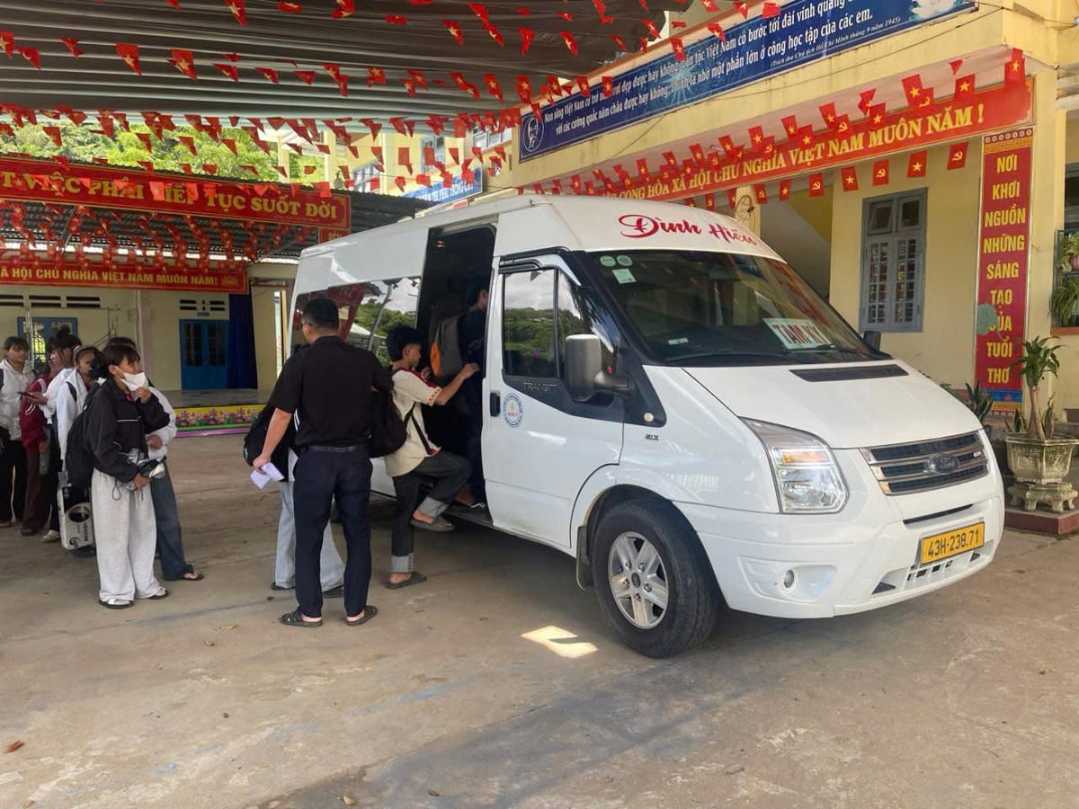 Học sinh Trường phổ thông dân tộc bán trú Tiểu học và THCS Trà Vân được đưa đến điểm thi an toàn. Ảnh: Nguyễn Điệp.