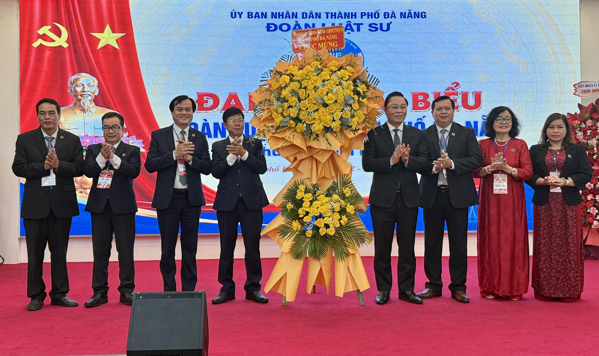 Ông Lê Trí Thanh, Chủ tịch Ủy ban MTTQ Việt Nam thành phố; ông Võ Công Chánh, Trưởng Ban Nội chính Thành ủy chúc mừng Đại hội. Ảnh: Nguyễn Tú.