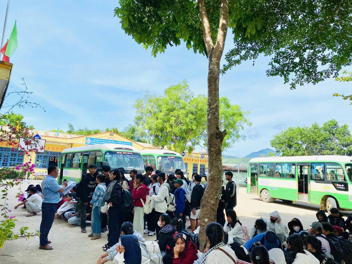 Thầy, cô giáo điểm danh học sinh Trường PTDTBT THCS Nguyễn Bỉnh Khiêm trước khi đến điểm thi. Ảnh: DN.