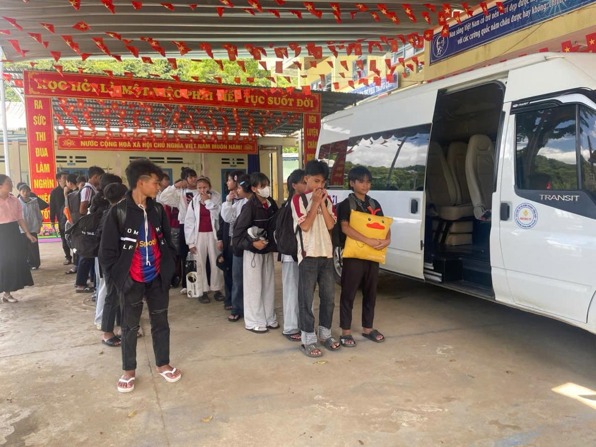 Các em học sinh của Trường phổ thông dân tộc bán trú Tiểu học và THCS Trà Vân được thầy, cô giáo thuê đưa đến điểm thi. Ảnh: Nguyễn Điệp.
