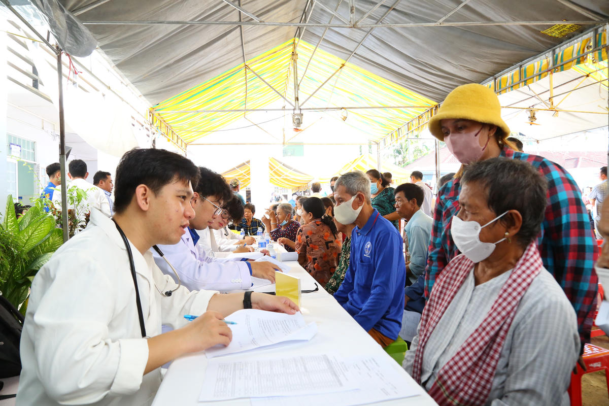 Trung ương Đoàn TNCS Hồ Chí Minh tổ chức khai giảng lớp dạy bơi miễn phí và trao tặng các trang thiết bị dạy bơi cho thiếu nhi. Ảnh: Thanh Tiến