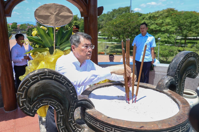 Thủ tướng Lê Minh Hưng tưởng niệm các anh hùng liệt sĩ tại các 'địa chỉ đỏ' ở Quảng Trị- Ảnh 10.