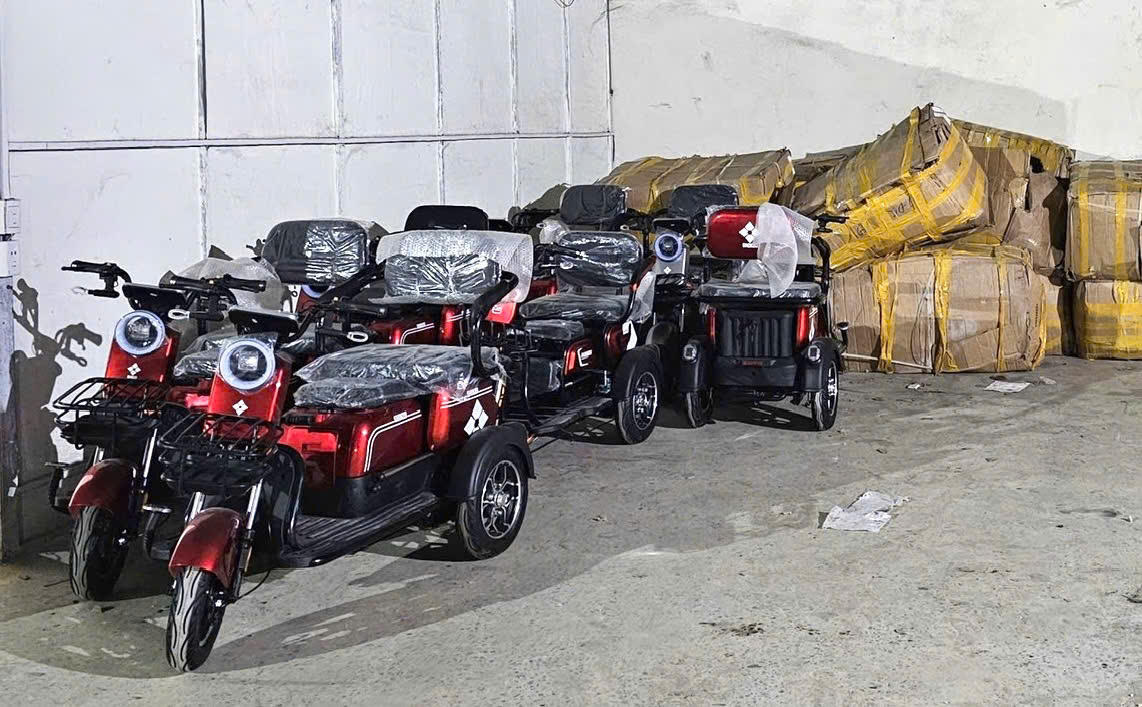 Công an thu giữ khoảng 500 xe điện 3 bánh nhập lậu, là tang vật của vụ án. Ảnh: CATH