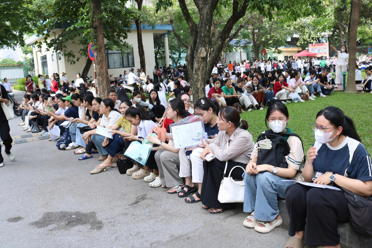 Đứng chờ con ngoài cổng trường thi, nhiều phụ huynh không giấu được sự hồi hộp,