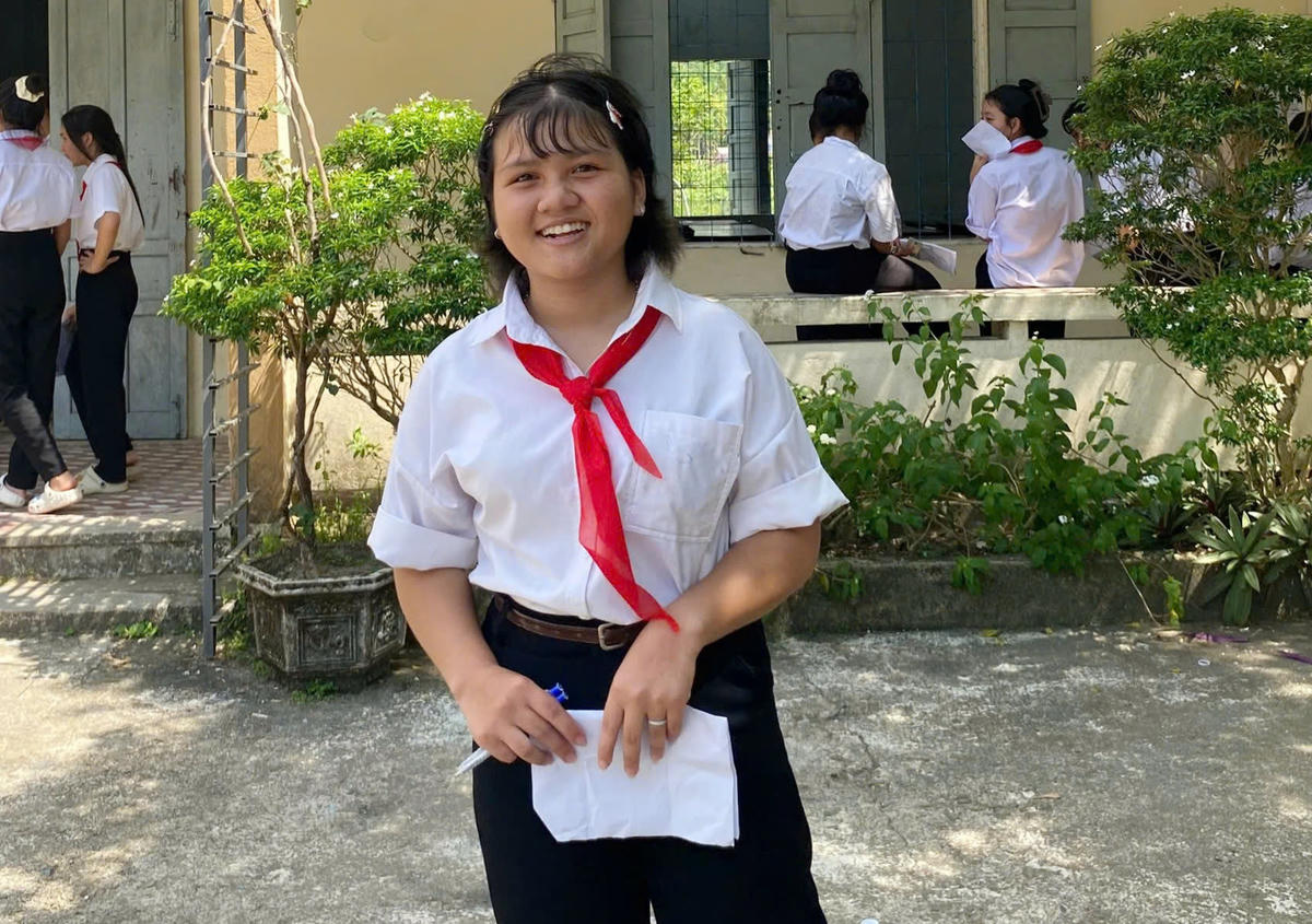 Em Nguyễn Thị Hồng Ngân chia sẻ về được thầy, cô giáo thuê xe đưa đến điểm thi an toàn. Ảnh: ND.